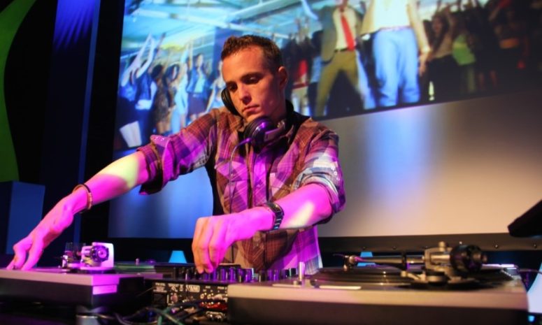 10 Ways to Make Your Corporate Party DJ Stand Out