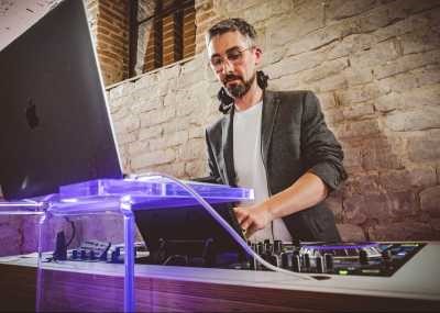 Dance into Perfection: The Top Advantages of Having a Party DJ in Los Angeles